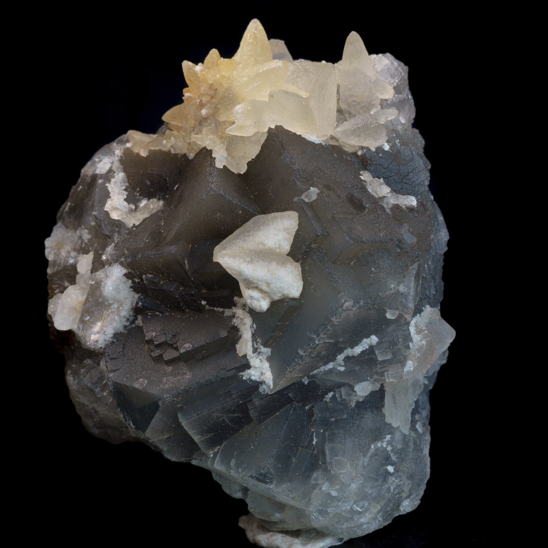 Fluorita fantasma cúbica gris con calcita diente de perro 300g