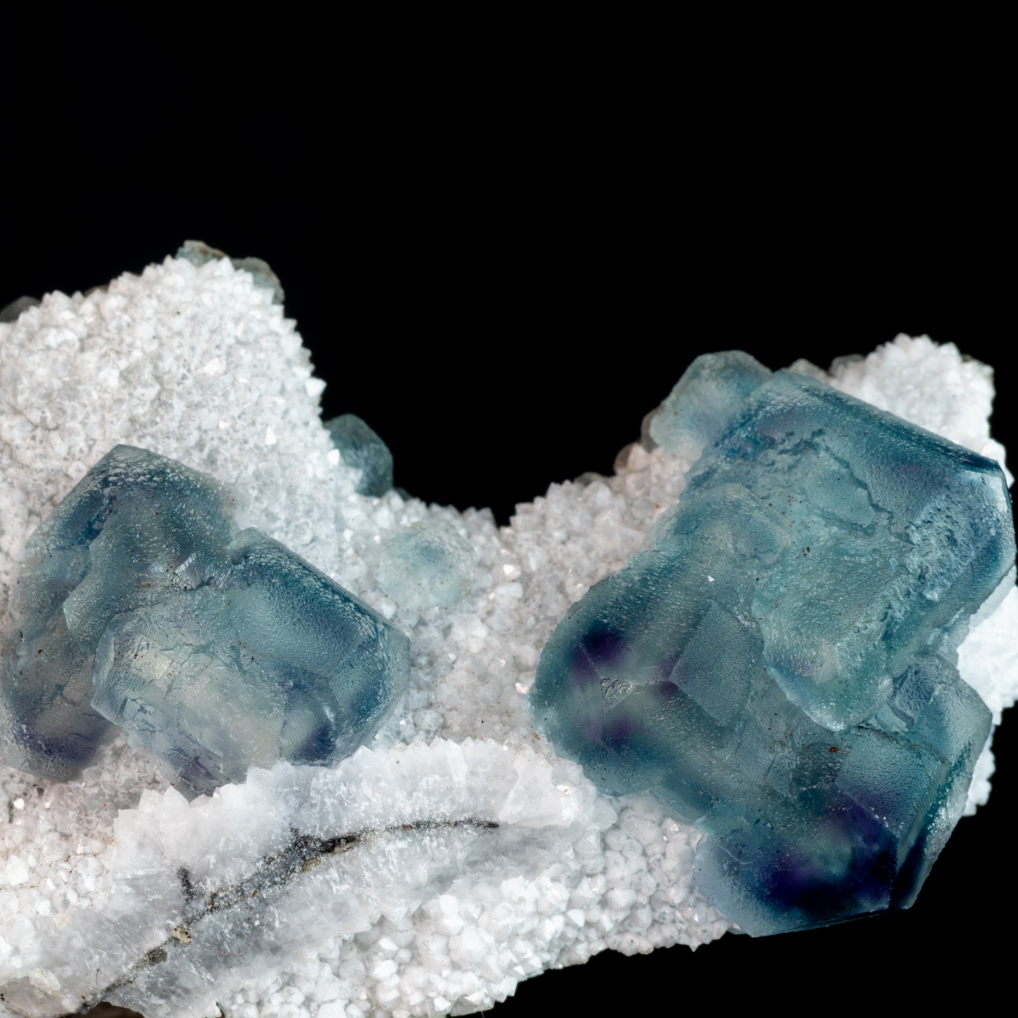 Aqua Blue Phantom Fluorita en Druzy Matrix 85g 39x19x16mm